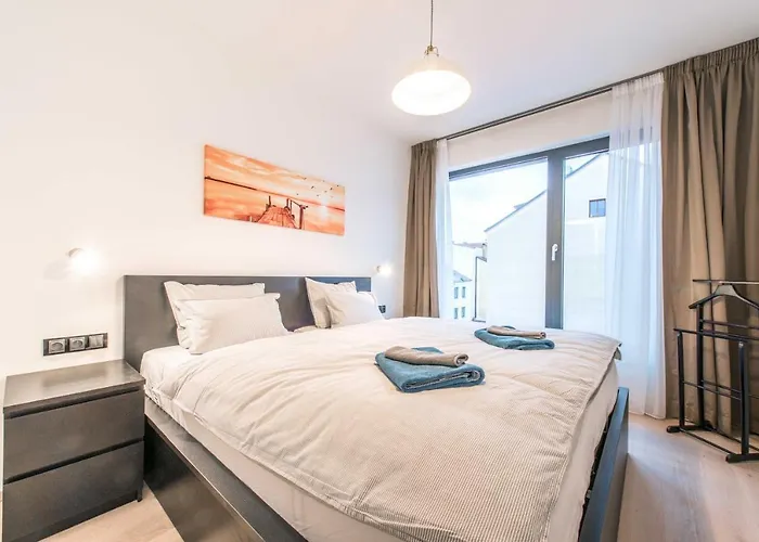 Quiet & New Near Center With Garage Apartment
