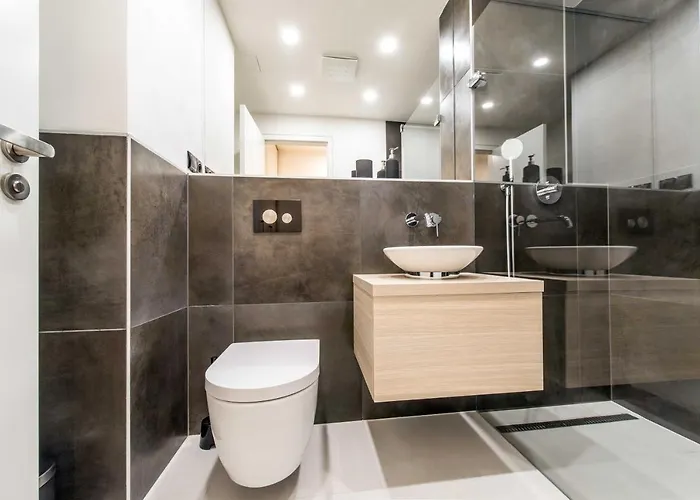 Quiet & New Near Center With Garage Apartment *