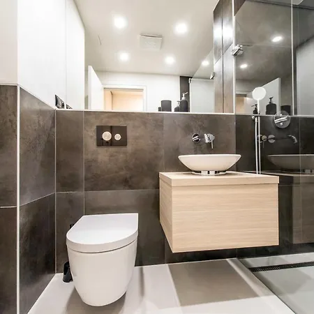Quiet & New Near Center With Garage Apartament *