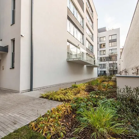 Quiet & New Near Center With Garage Apartament Praga